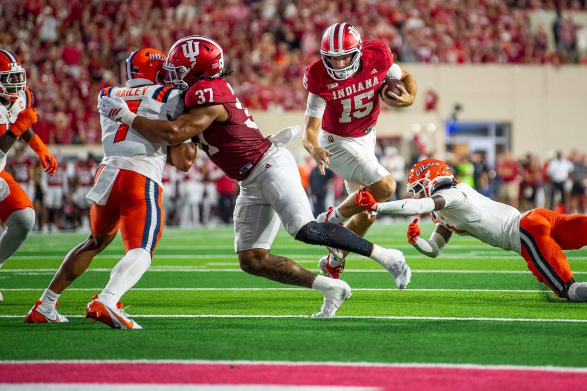 Indiana QB Fernando Mendoza can hardly miss as Hoosiers crush Illinois